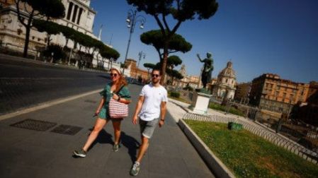 Italia decreta 'bajo riesgo' de covid-19 y retira cubrebocas al aire libre