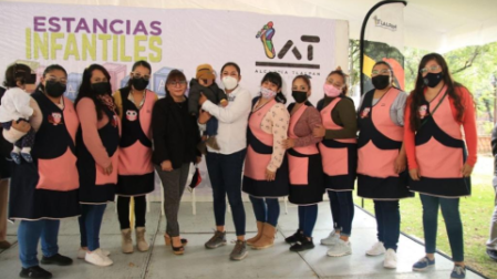 Tlalpan entrega simbólicamente cheques de apoyo para reactivar estancias
