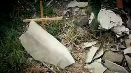 Paraje donde encontraron el cuerpo de Alexandra, una cruz de madera en el lugar