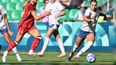 Janine Beckie disputando un balón en los Juegos de París. (AFP)