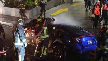 Testigos ayudaron a uno de los jóvenes a salir del auto 