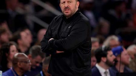 Tom Thibodeau cruzado de brazos. (Reuters)