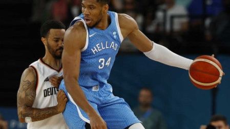 Giannis Antetokounmpo protegiendo el balón. (Reuters)