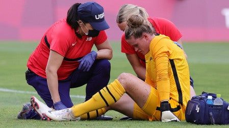 Alyssa Naeher fue sustituida tras una lesión en la rodilla (Foto de Reuters)
