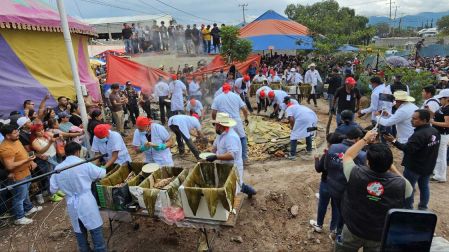 Pobladores de Dajiedhi, en Actopan, Hidalgo, preparan 65 borregos en barbacoa