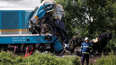 Choque de trenes deja 3 muertos y decenas de heridos en República Checa