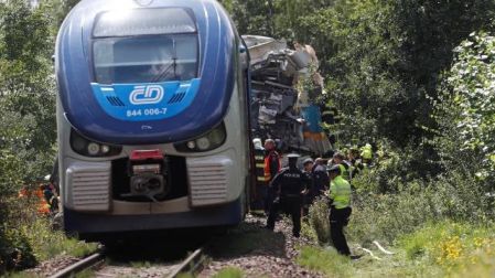 Choque de trenes deja 3 muertos y decenas de heridos en República Checa