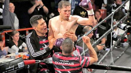 Carlos Cuadras levanta el puño en señal de triunfo.