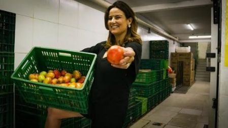 Úrsula Corona, actriz brasileña, con una caja de fruta
