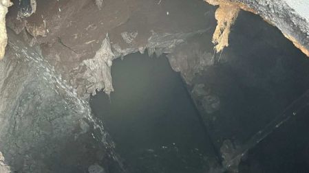Socavón por aguas negras en Iztapalapa, CDMX