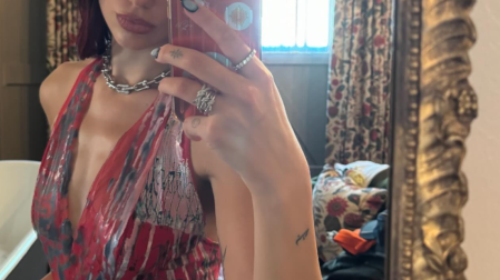 Dua Lipa con blusa halter y celular/IG @dualipa