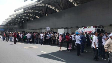 El acceso a Terminal 1 fue bloqueada por los manifestantes. Foto: Rodolfo Dorantes