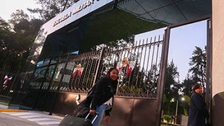 Joven ingresando a las escuela militar de enfermería