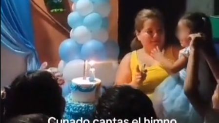 Niña y mujer en fiesta de cumpleaños y niños cantando Himno Nacional/Tiktok @daliaide18