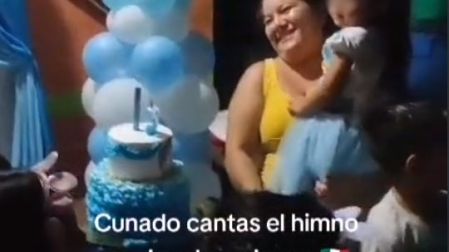 Niña y mujer en fiesta de cumpleaños y niños cantando Himno Nacional/Tiktok @daliaide18