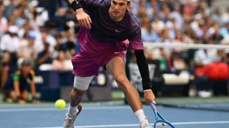Jack Draper rescatando una pelota de zurda. (AFP)