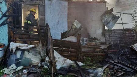 Las llamas consumieron el hogar que habitaba la menor de tres años que resultó herida. Foto: Especial