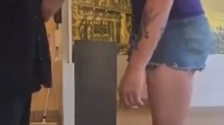 Padre impide a mujer trans entrar al baño.