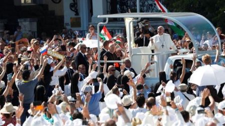 En visita relámpago, el Papa pide a Hungría que se 'abra' a los demás