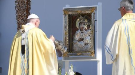 En visita relámpago, el Papa pide a Hungría que se 'abra' a los demás