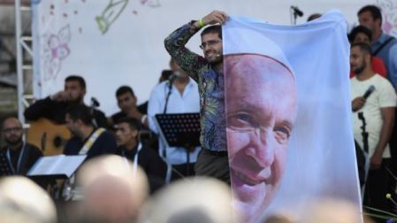 'El camino a la convivencia pacífica es la integración': Papa defiende a gitanos