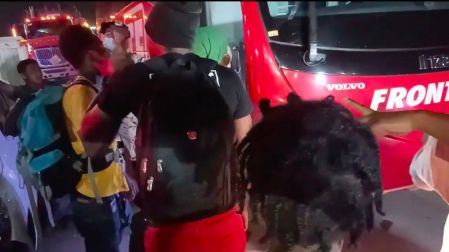 Migrantes cierran carretera de Tampico en protesta contra INM