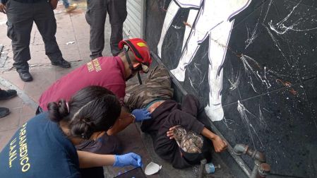 Lesionado en Transmetro Monterrey por socavón. (X/@marychuyglez)