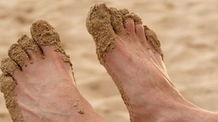 Cómo quitarte la arena de los pies sin agua
