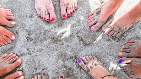 Cómo quitarte la arena de los pies sin agua