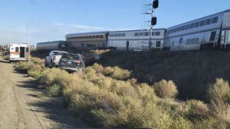 Descarrilamiento de tren en EU deja al menos tres muertos y decenas de heridos