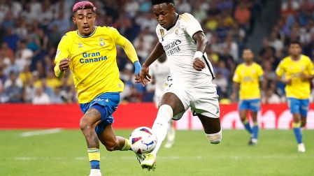 Julián Araujo persigue a Vinícius
