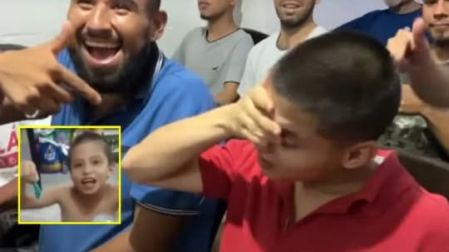 Foto dle niño 8 años después, cotorreando con sus amigos 