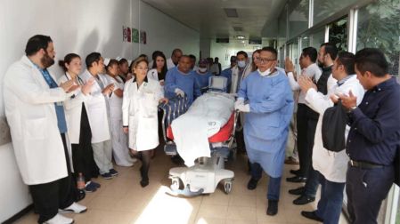 Familiares y trabajadores del IMSS forman el ‘pasillo de honor’ para mostrar su agradecimiento al donador.