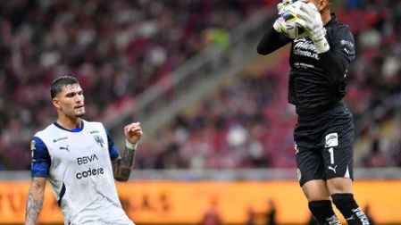 Raúl Rangel atrapando el balón en un salto. (Mexsport)