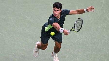 Carlos Alcaraz devolviendo una pelota de revés