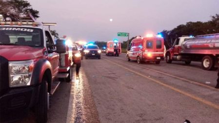 Servicios de emergencia asisten a accidentados en un choque en Yucatán