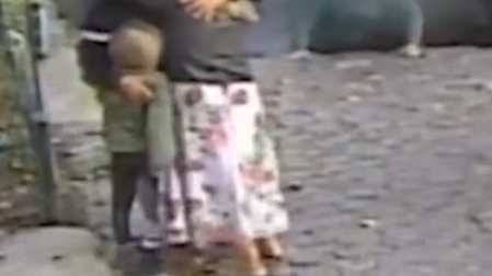 Madre e hijo cayendo en socavón, con automóvil/IG @dailymail