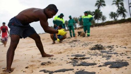 Marea negra en Brasil se extiende a Río de Janeiro 