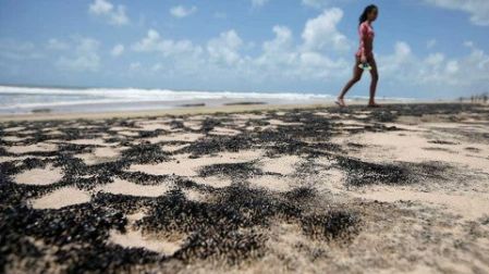 Marea negra en Brasil se extiende a Río de Janeiro 