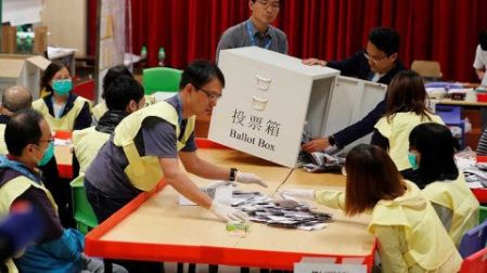 Hong Kong vota en paz y con alta participación