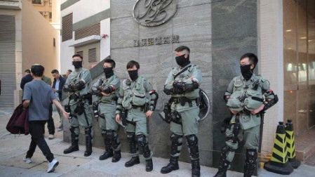 Hong Kong vota en paz y con alta participación
