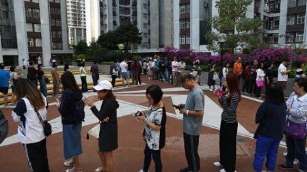 Hong Kong vota en paz y con alta participación