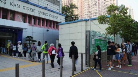 Hong Kong vota en paz y con alta participación