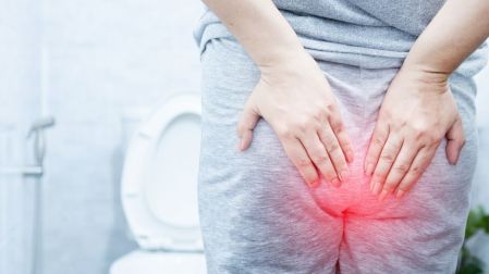 El uso del móvil en el baño incrementa el riesgo de hemorroides. Foto: Canva.