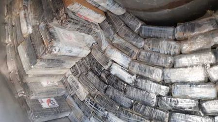 Paquetes de droga hallados por la Sedena en un camión con doble fondo, en Tabasco. Foto: Especial