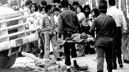 Sismo 19S 1985, personas cargan heridos en la CDMX.