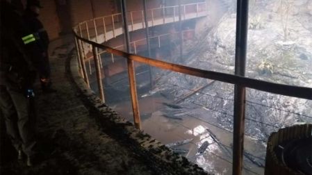 Al lugar llegaron bomberos, uno de ellos resultó herido, luego de que una de las vigas cayó y lo golpeó