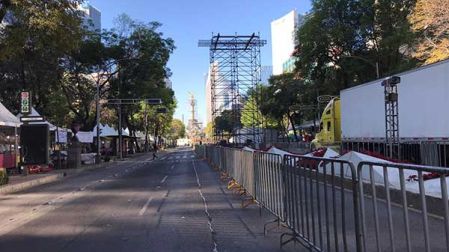 Sobre Paseo de la Reforma han sido instalados bocinas, pantallas y un escenario para el concierto de fin de año. Foto: Jorge González