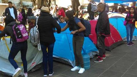 Los maestros adheridos la Sección 22 de la CNTE en Oaxaca instalaron casas de campaña en el zócalo de la ciudad. Foto: Especial
