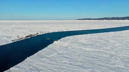 Rescatan a 536 pescadores de un témpano de hielo a la deriva